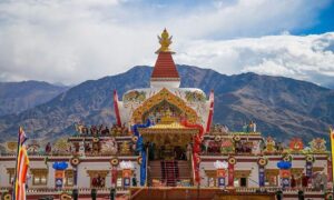 ये बात किसी से छुपी हुई नहीं है कि महात्मा बुद्ध के विचारों को दुनियाभर के कई देशों ने अपनाया है. भारत के लद्दाख में भी बुद्ध का एक मंदिर स्थित है. इस मंदिर की खूबसूरती देखते ही बनती है. इसके चारों ओर एक बड़ा बगीचा है जो इसकी खूबसूरती में चार चांद लगाता है.